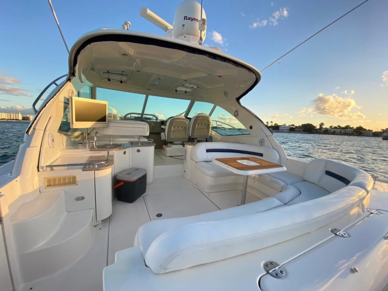 Yacht hire Miami Beach cheap Sea Ray 480 Sundancer