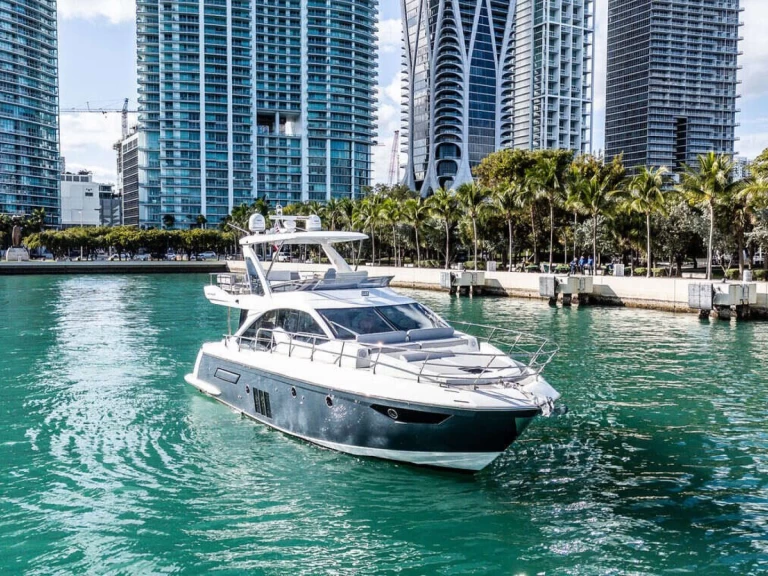 Hire Luxury Yacht with or without skipper Azimut Miami Beach