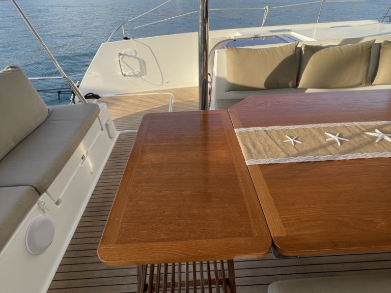 Hire Catamaran Fountaine Pajot with a boat licence