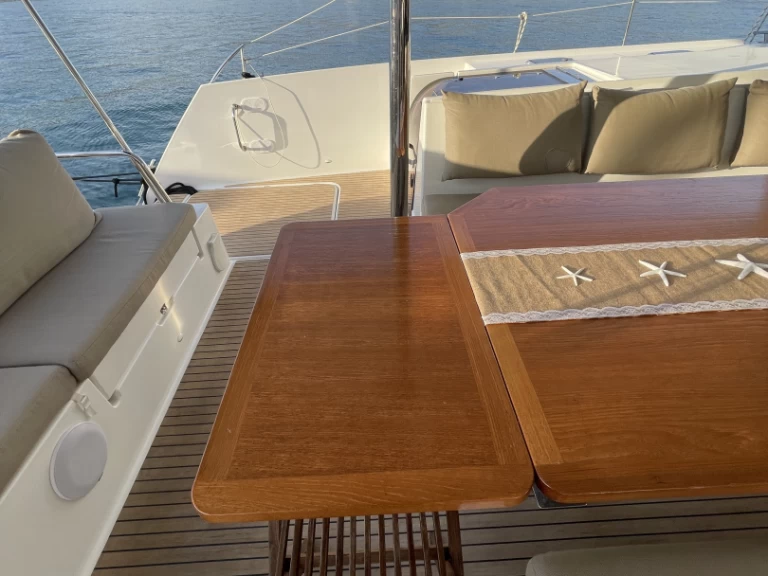 Hire Catamaran Fountaine Pajot with a boat licence
