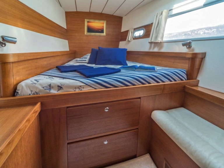 Hire Catamaran Lagoon with a boat licence