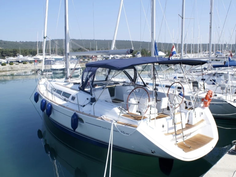 Hire Sailboat Jeanneau with a boat licence