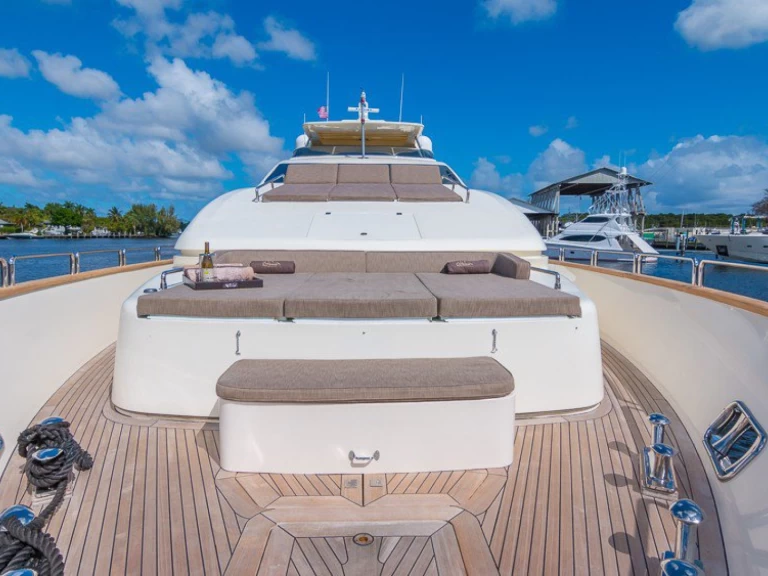 Hire Luxury Yacht Azimut with a boat licence