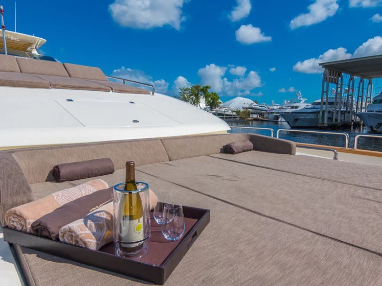 Luxury Yacht to hire Miami Beach at the best price