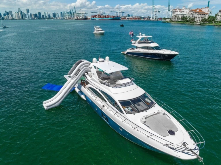 Hire Luxury Yacht Azimut with a boat licence