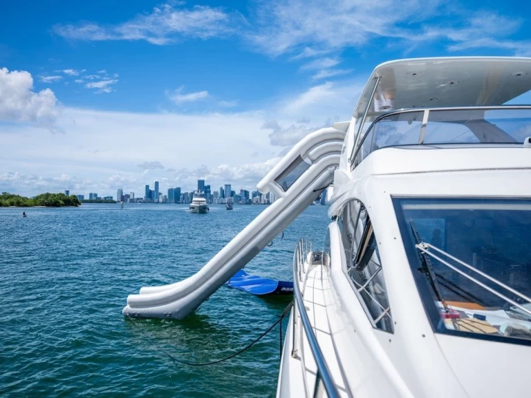 Charter a Azimut Azimut 60 Fly in Miami Beach on Samboat