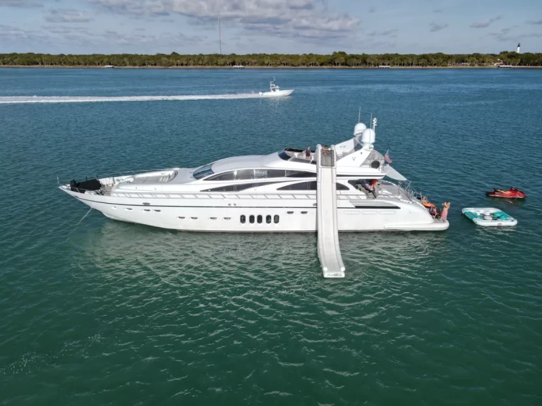 Luxury Yacht to hire Miami Beach at the best price