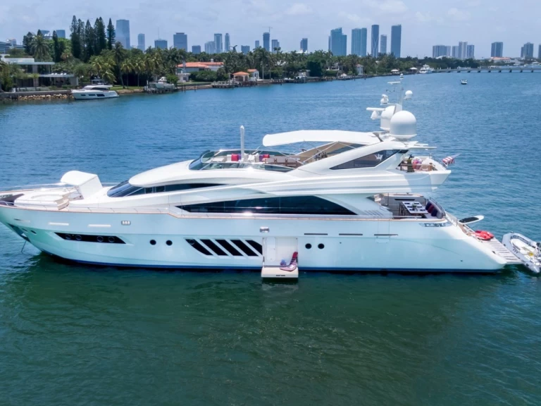 Hire Luxury Yacht Dominator with a boat licence