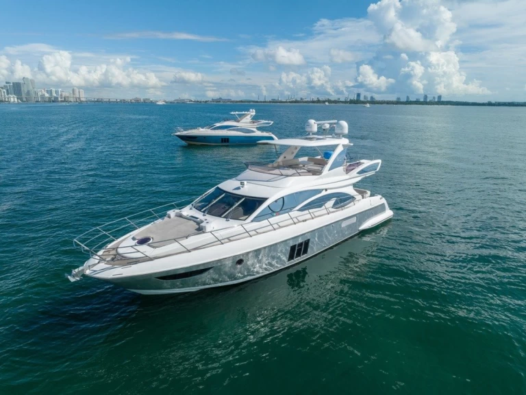 Charter a Azimut Azimut 60 Fly in Miami on Samboat