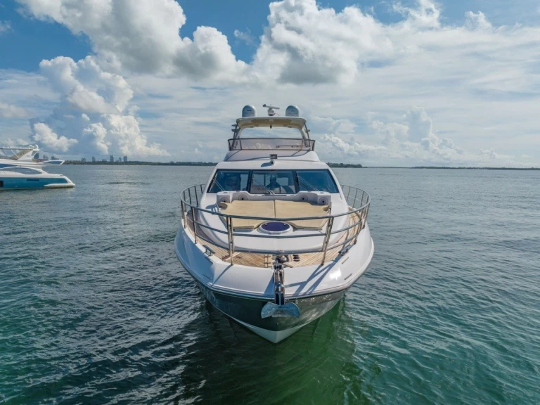 Hire Luxury Yacht Azimut with a boat licence