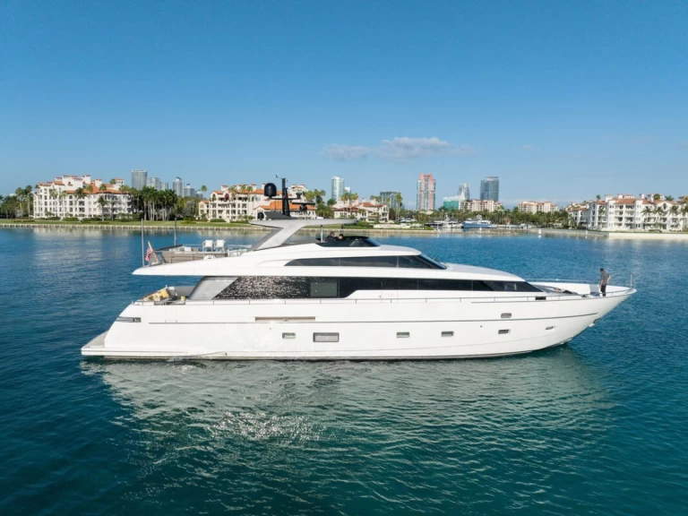 Hire Luxury Yacht with or without skipper San Lorenzo Miami Beach