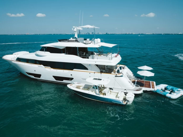 Hire Luxury Yacht Custom Line with a boat licence