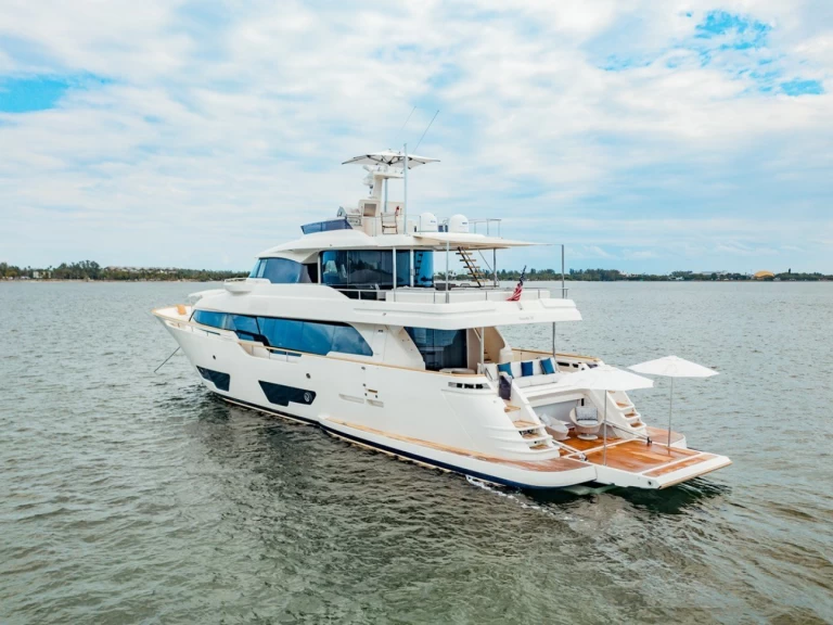 Yacht charter Miami Beach - Custom Line Custom Line 95' on SamBoat