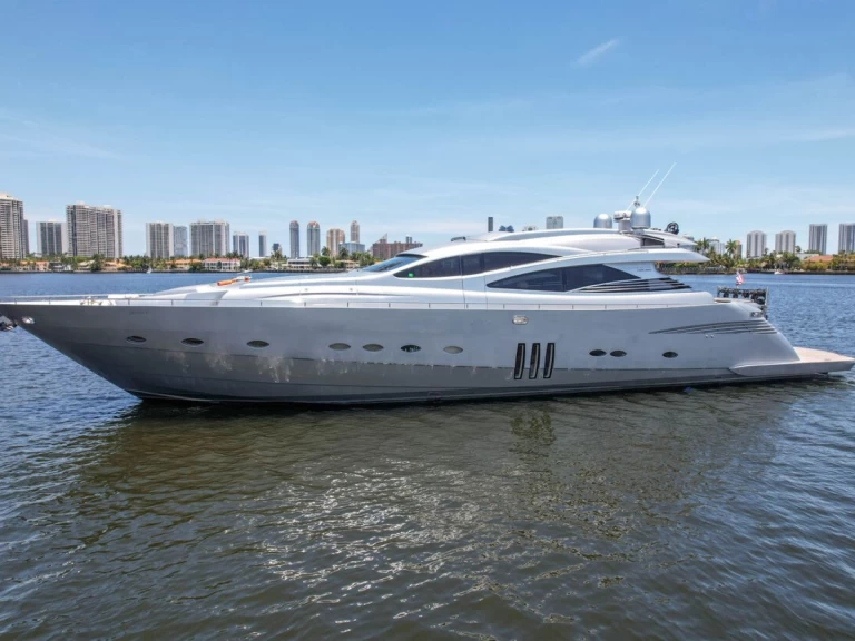 Hire Luxury Yacht Pershing with a boat licence