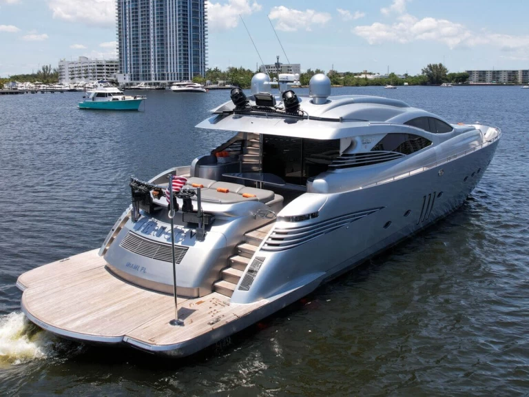 Luxury Yacht to hire Miami Beach at the best price