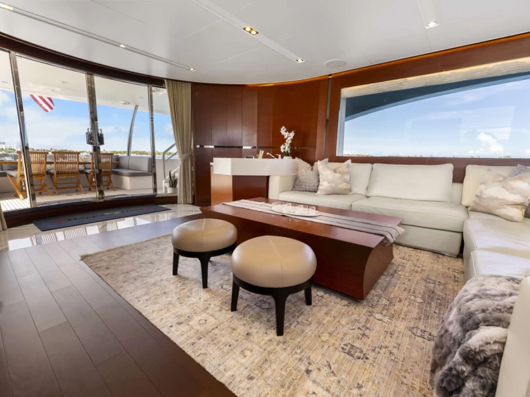 Hire Luxury Yacht Horizon with a boat licence
