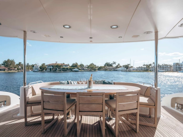 Hire Luxury Yacht Lazzara with a boat licence