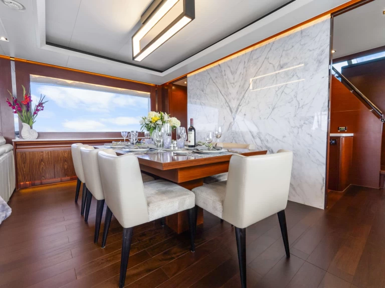 Hire Luxury Yacht Horizon with a boat licence