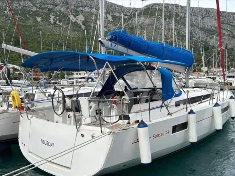Charter a Jeanneau Sun Odyssey 440 in Alimos on Samboat