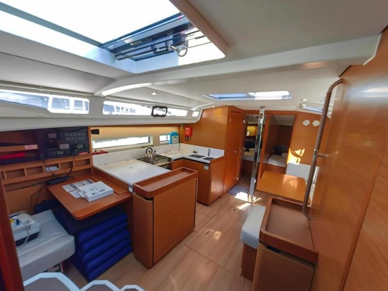 Hire Sailboat Jeanneau with a boat licence