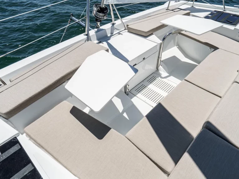 Hire a Bali Bali 4.4 Harbor Island