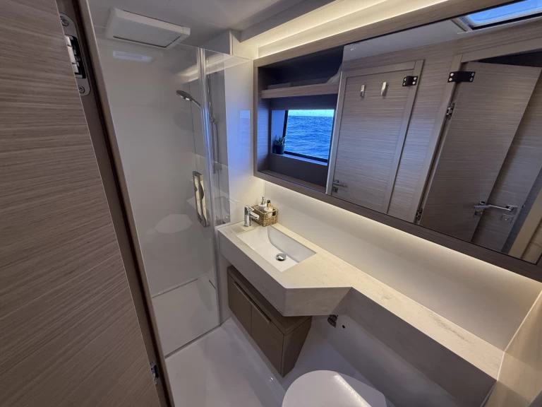 Hire Catamaran Lagoon with a boat licence