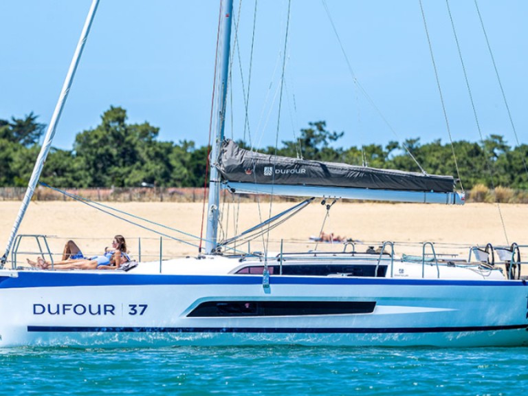 Charter a 74 DUFOUR 37 in Arzon on Samboat