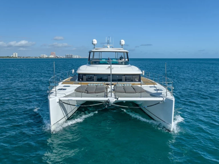Hire Luxury Yacht Lagoon with a boat licence