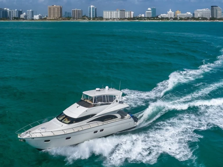 Hire Luxury Yacht Marquis with a boat licence