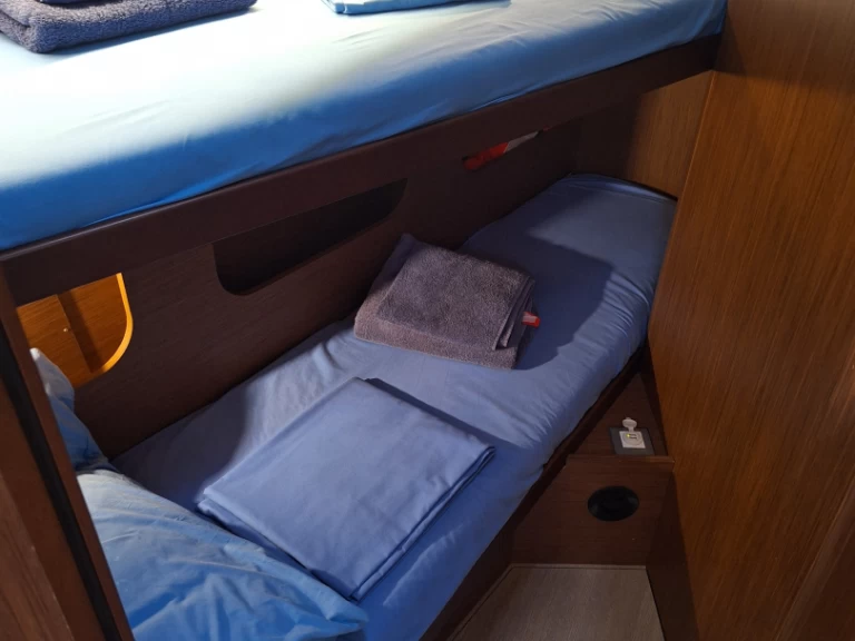 Sailboat hire in Procida - Bénéteau Oceanis 40.1