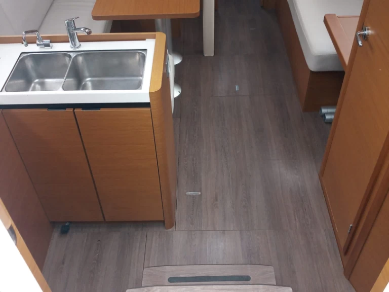 Hire Sailboat with or without skipper Jeanneau Procida