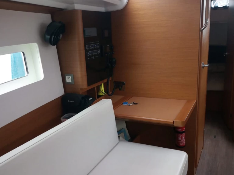 Hire Sailboat Jeanneau with a boat licence