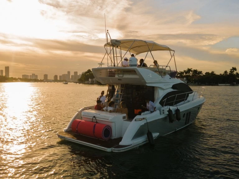 Hire a Azimut Azimut 42 Fly Miami Beach