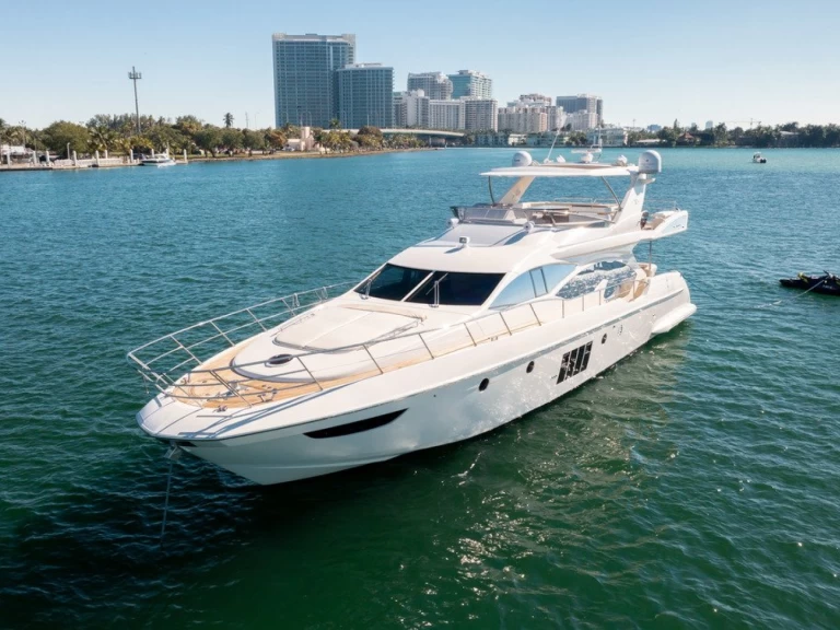 Charter a Azimut Azimut 70 in Miami Beach on Samboat
