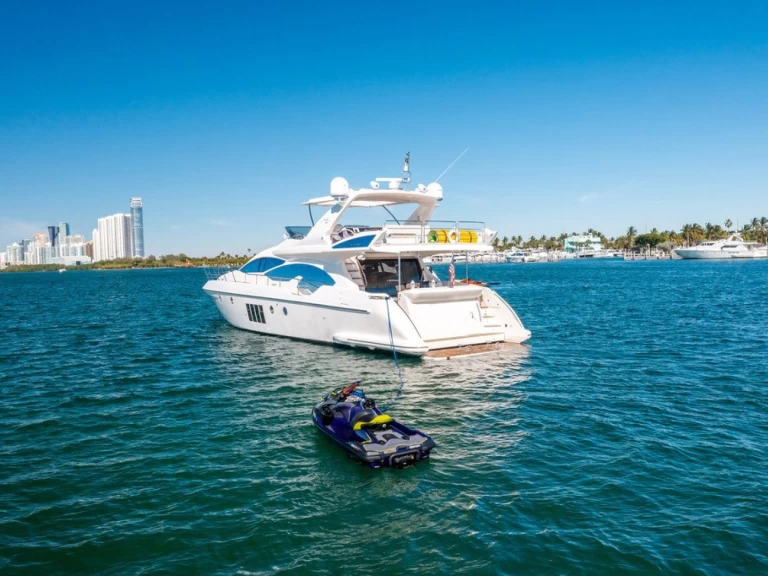 Hire Luxury Yacht Azimut with a boat licence