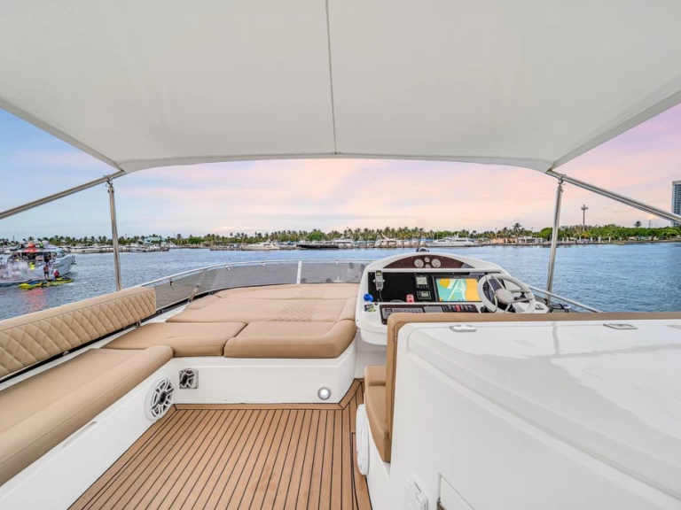 Hire Luxury Yacht with or without skipper Sunseeker Miami Beach