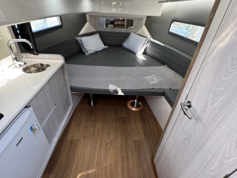 Hire Luxury Yacht Yamaha with a boat licence