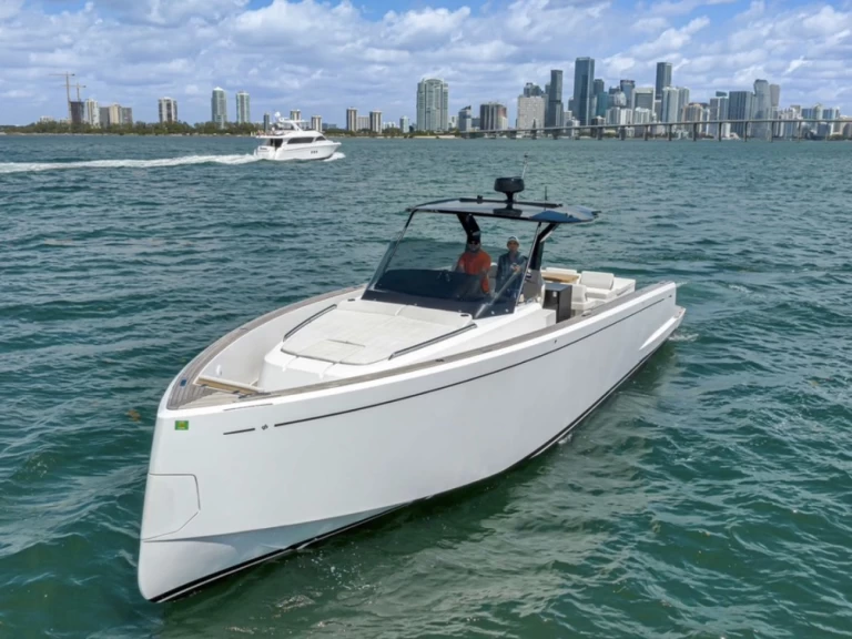 Hire Motorboat Pardo Yachts with a boat licence