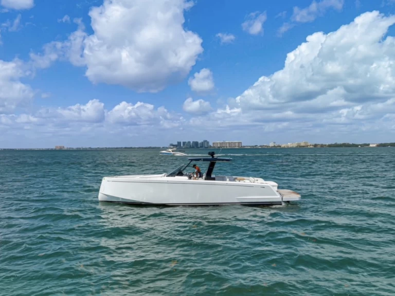 Motorboat to hire Miami Beach at the best price