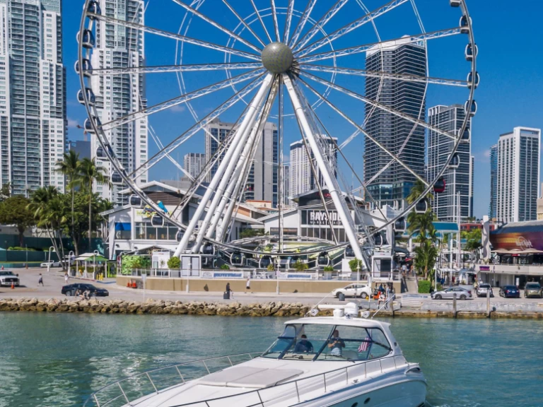 Hire a Sea Ray Sea Ray 500 Sundancer Miami