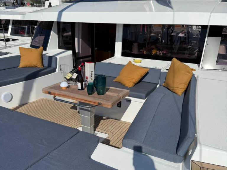 Hire a Bali Bali 5.2 6-cab Furnari