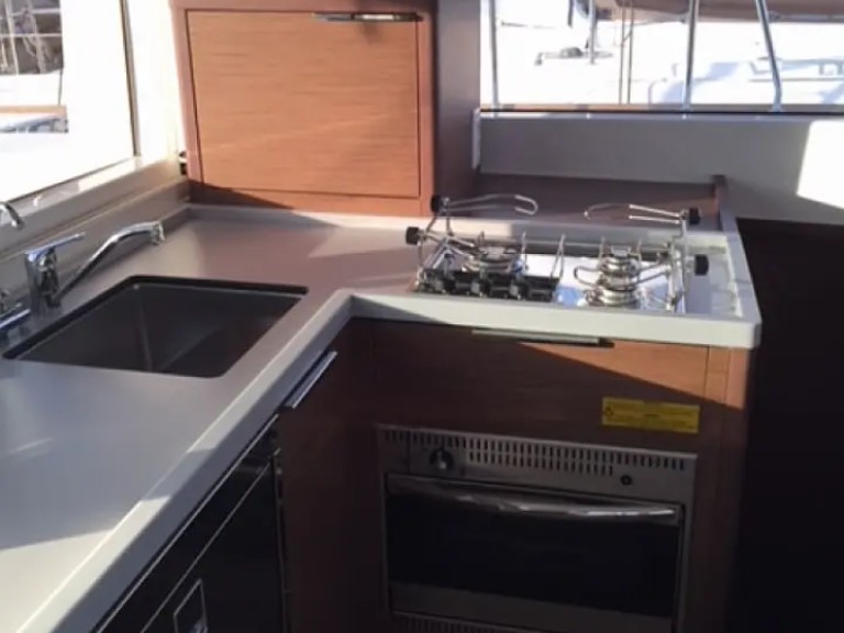 Charter a Lagoon Lagoon 40 in Alimos on Samboat