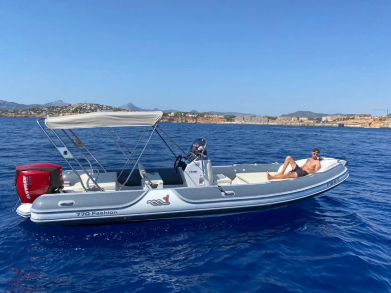 Charter a MV Marine 770 in El Toro on Samboat