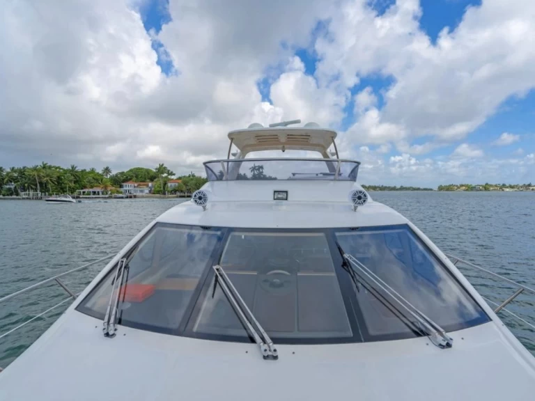 Hire a Azimut Azimut 65  Miami Beach