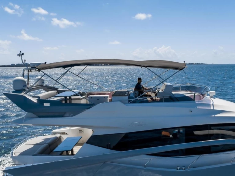 Hire Luxury Yacht Numarine with a boat licence