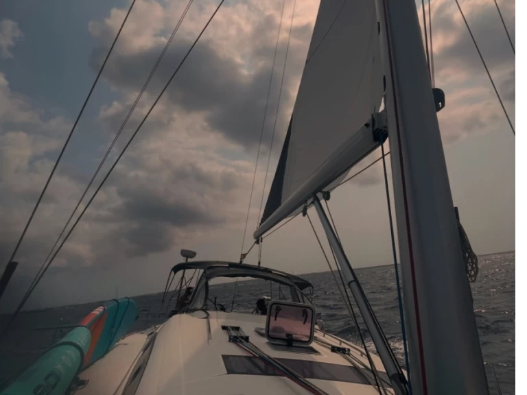 Charter a Bénéteau Oceanis 50 in Roda de Barà on Samboat