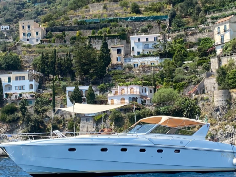 Hire Motorboat Ferretti with a boat licence