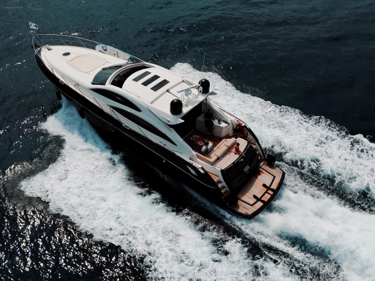 Hire Luxury Yacht Sunseeker with a boat licence