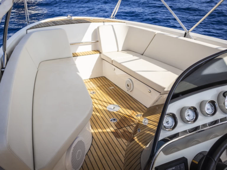 Yacht charter El Toro - Frauscher 858 fantom Air on SamBoat