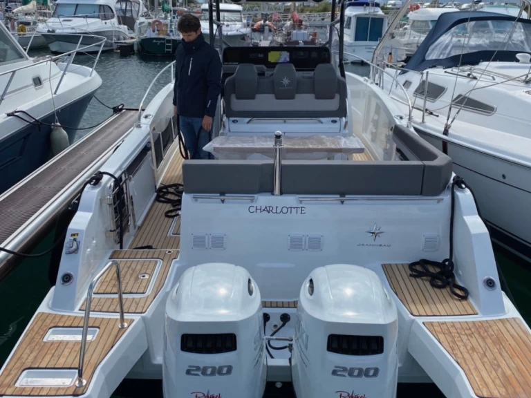 Hire a Jeanneau Cap Camarat 9.0 CC Saint-Quay-Portrieux